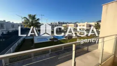 Casa adosada en venta en Entrenúcleos