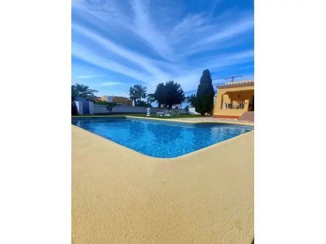 Chalet en Denia con Piscina Privada y Vistas al Montgó