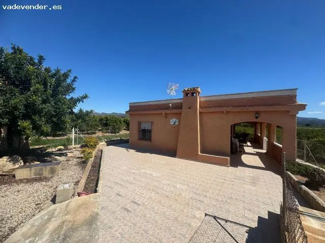 Chalet Reformado con Piscina y Gran Terreno en Llíria