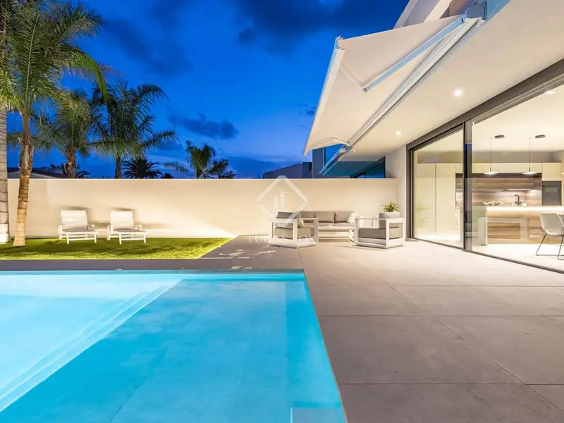 Villa en Venta en Cambrils  Moderna Cerca de la Playa