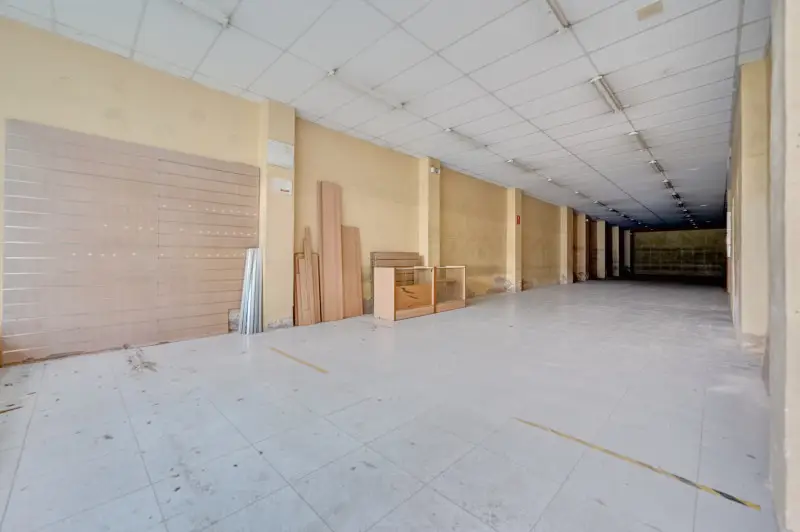 Local Comercial en Burlada con Salida de Humos