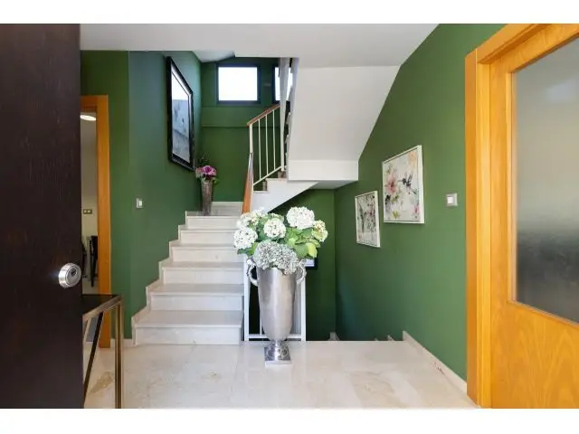 Casa Exclusiva en Huetor Vega: Lujo y Tranquilidad