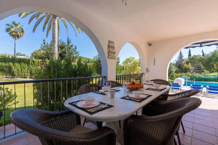 Villa de Lujo en Venta: 5 Dormitorios, Piscina Climatizada, Jardín Amplio