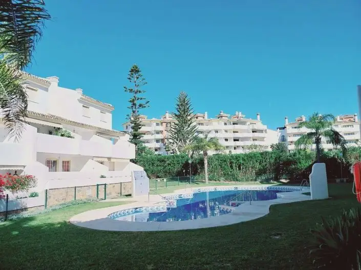 Apartamento en Calahonda con 2 Dormitorios y Piscina