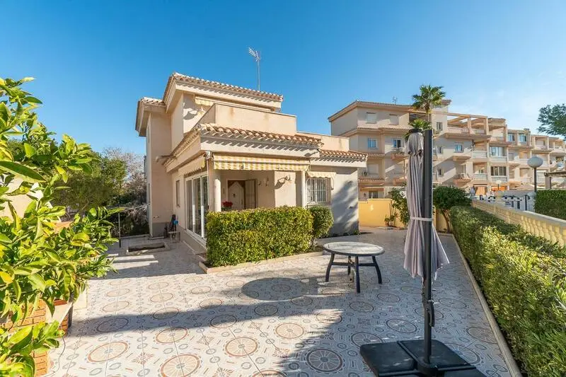 Villa en Playa Flamenca 4 dormitorios 2 baños Garaje Piscina