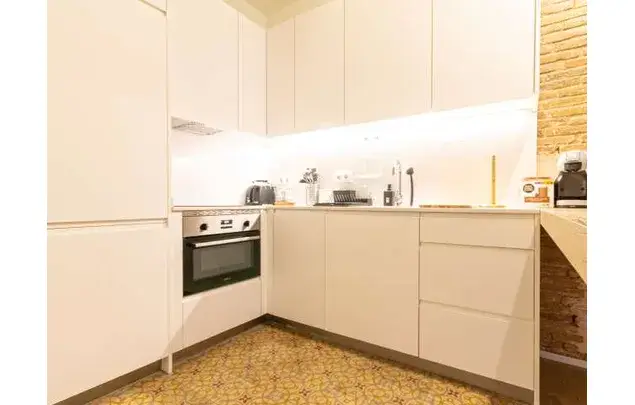 Alquiler Habitaciones Barcelona: Piso Amueblado con Aire Acondicionado