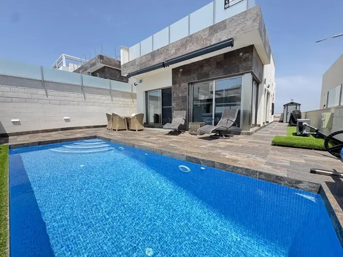 Villa de Lujo 4 Dormitorios Piscina Climatizada Energia Solar