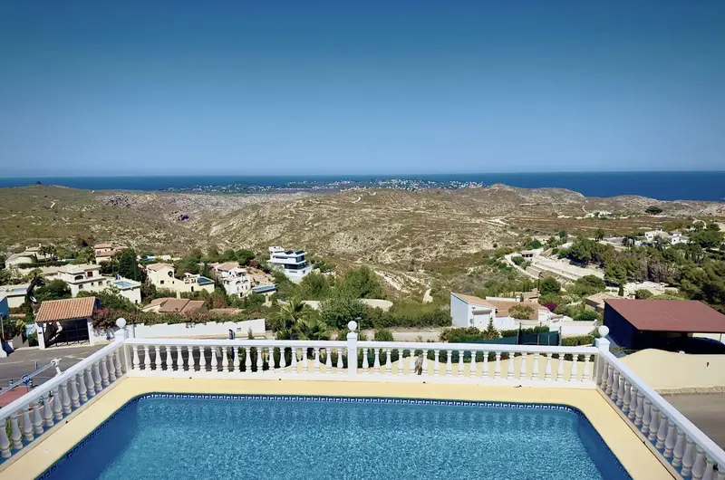 Chalet en Cumbre del Sol con Vistas al Mar