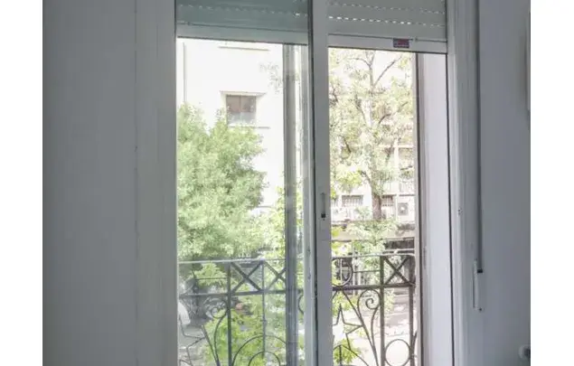 Alquiler de habitaciones en Madrid - Piso amueblado con balcón