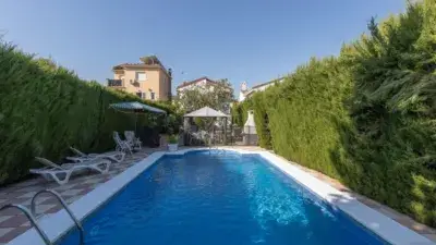 Chalet en Venta: 4 Dormitorios, Piscina Privada y Barbacoa