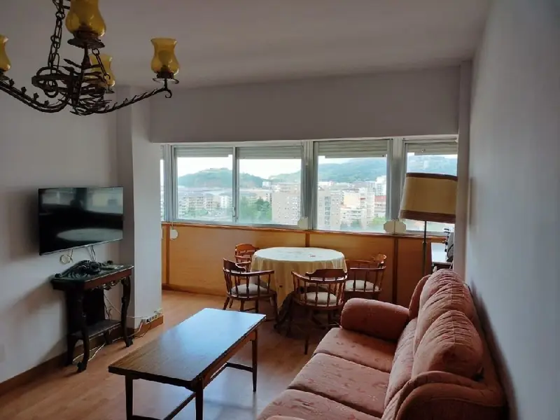 Venta Piso Laredo: 3 Dormitorios, Terraza y Vistas al Mar
