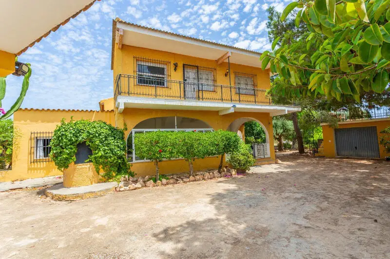 6 Dormitorios Villa con Piscina y Garaje en Los Montesinos