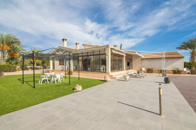 Chalet en Venta Elche 5 Dormitorios Lujo