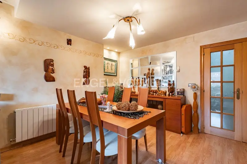 Apartamento en venta en Sant Esteve Sesrovires: 4 habitaciones, 2 baños, balcón y patio
