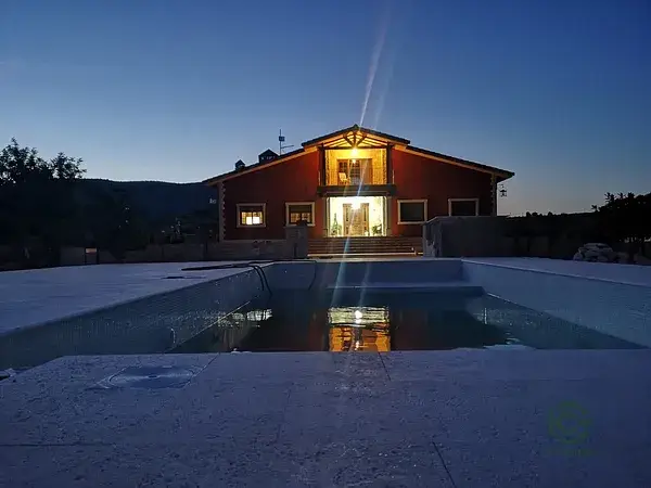 Chalet de Lujo en Monovar con 1 Hectárea