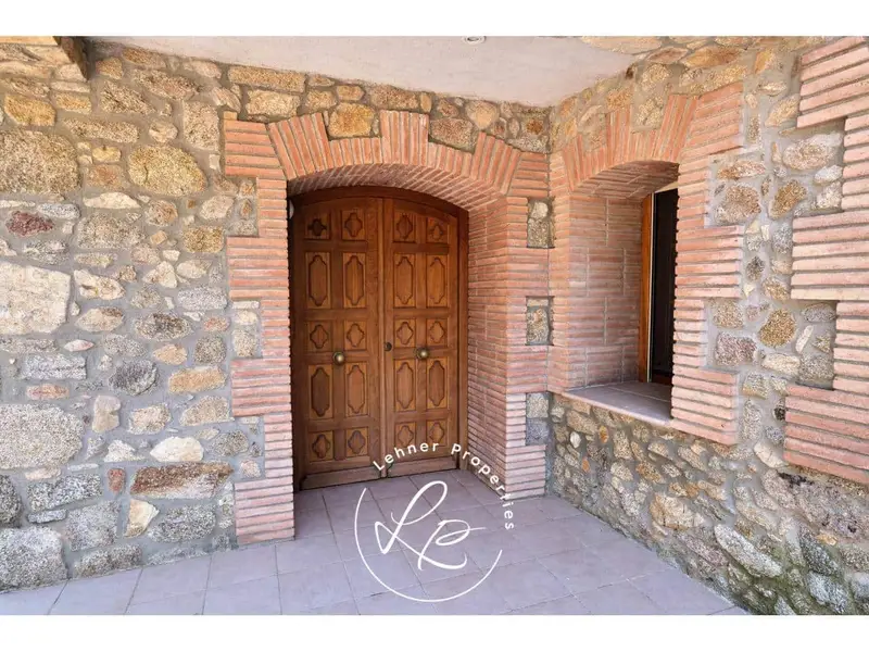 Masia rehabilitada en venta La Jonquera