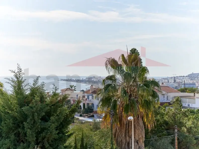 Chalet con 3 Apartamentos en Caleta de Velez Malaga