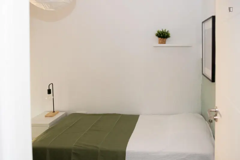 Habitacion con balcon amueblada para estudiantes y trabajadores