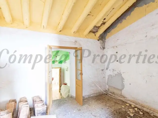 Casa de Pueblo en Sayalonga con 160m2 para Reformar