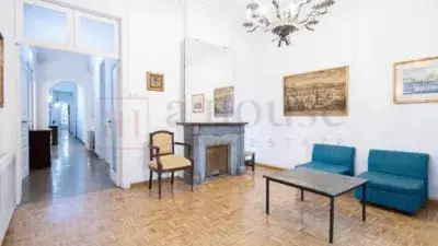Piso en venta en Barcelona Capital cerca de Plaza Urquinaona