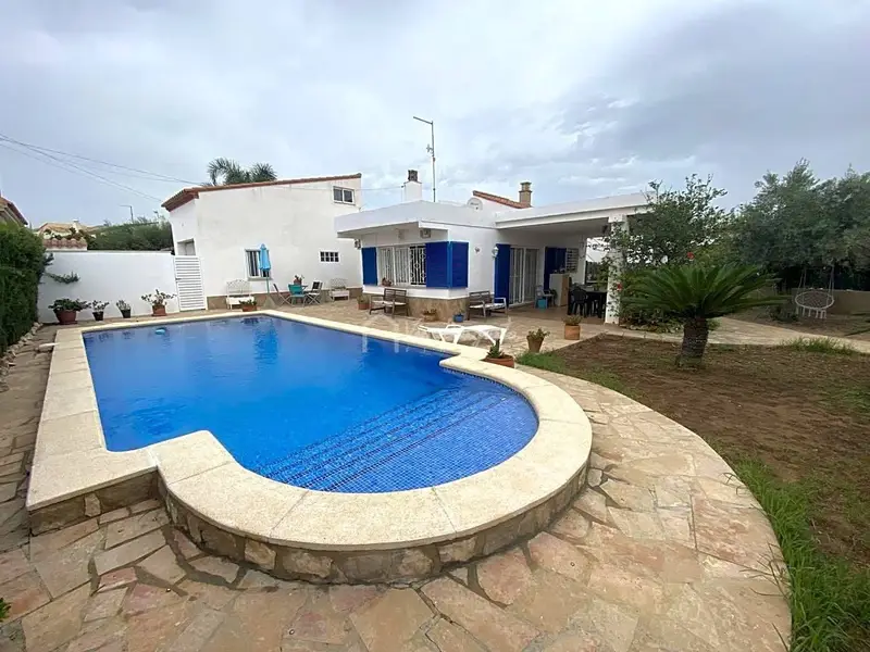 Chalet en Calafat con Piscina y Apartamento de Invitados