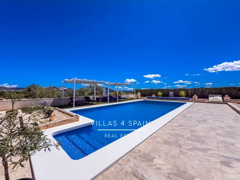 Chalet de Lujo en Pinoso con Establos y Piscina Climatizada