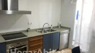 Amplio piso seminuevo con balcón y ascensor