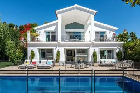 Villa de Lujo en Venta en Elviria - 5 Dormitorios, 4 Baños, Jardín y Piscina
