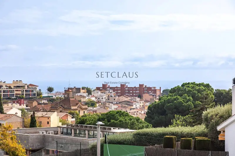 Casa Pareada en Alella con Piscina y Vistas Panorámicas