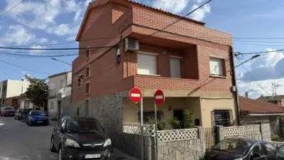 Casa en Can Trias con 2 Viviendas Garaje y Terrazas