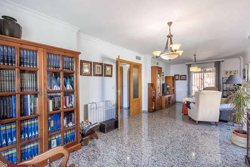 Adosado en La Zubia con Piscina y Jardin
