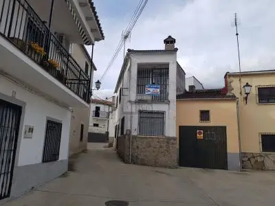 Casa Adosada en Oliva de Plasencia Centro de Salud