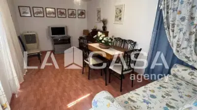Chalet en Venta en Oromana: Amplia Parcela, Apartamento Independiente