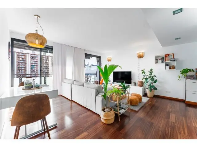 Exclusivo Piso de Lujo en Santa Eulalia por Oscar Tusquets Blanca