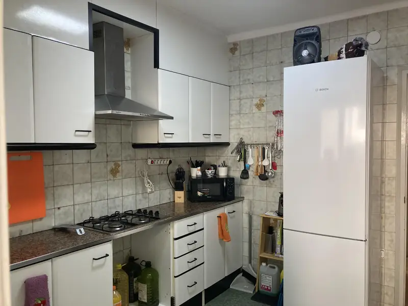 Piso en venta. Pis gran amb 4 hab , 1 bany, cuina,galeria, menjador amb sortida a balcó, calefacció gas i finestres d´al-luini,inclo traster.