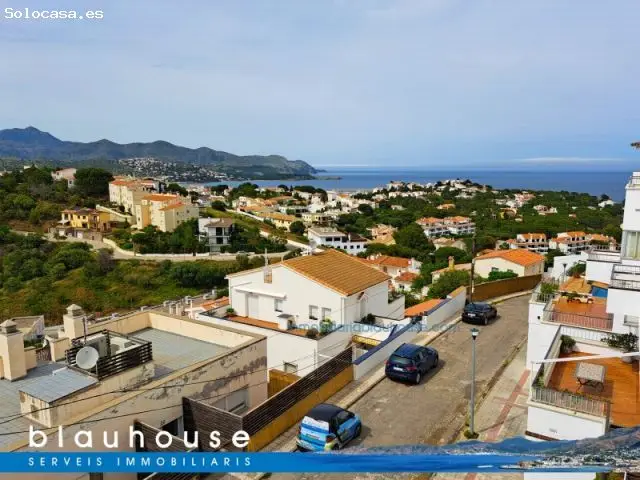 Ático en Llançà con Terraza y Vistas al Mar