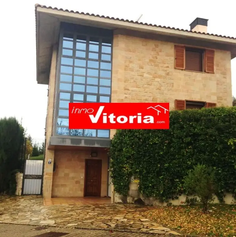 Casa en Venta Argomaniz 4 habitaciones 3 baños Garaje Jardín