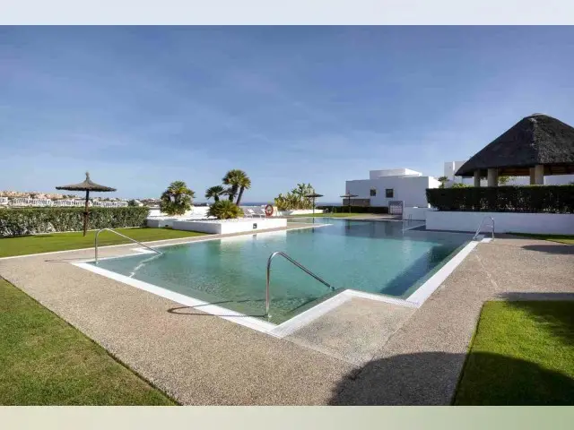 Ático de Lujo en Benahavís con Vistas al Mar y Golf