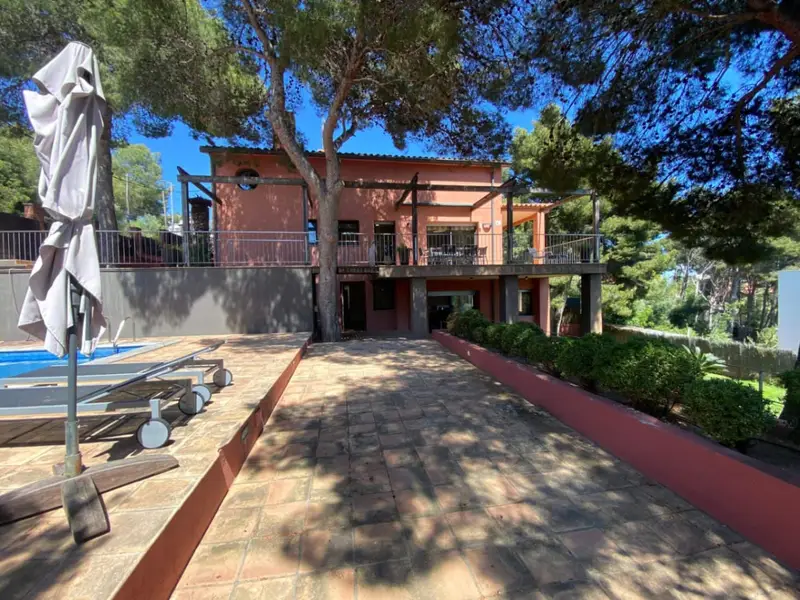 Chalet en Castelldefels con Vistas al Mar y Piscina Privada