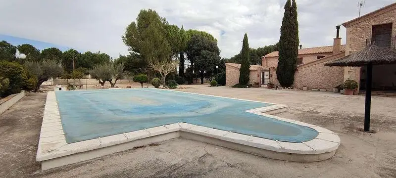 Finca con 9 Dormitorios Piscina y Bodega en Villena