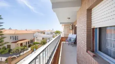 Apartamento en Calahonda con Vistas al Mar Cerca de la Playa