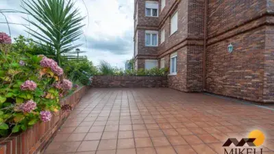 Bajo en alquiler en urbanizaci
ón privada con piscina y gran terraza