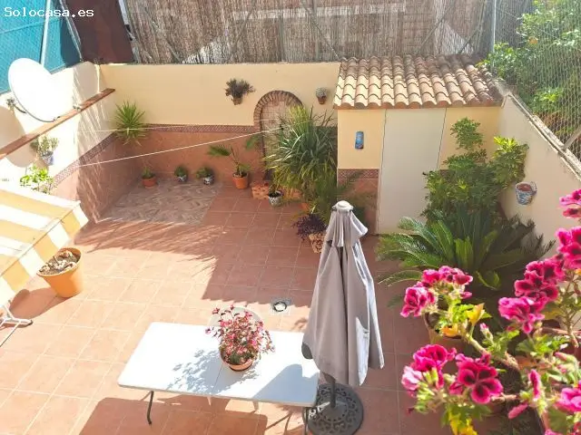 Casa en Cullar Vega Centro: 3 Dormitorios, Patio, Sótano y Placas Solares