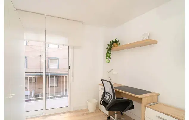 Habitaci
ón 110m
² Elche Estancia Mediana Larga Dep
ósito 355
€