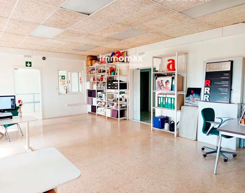 Nave Industrial en Viladecans 686m2 Oficinas Patio