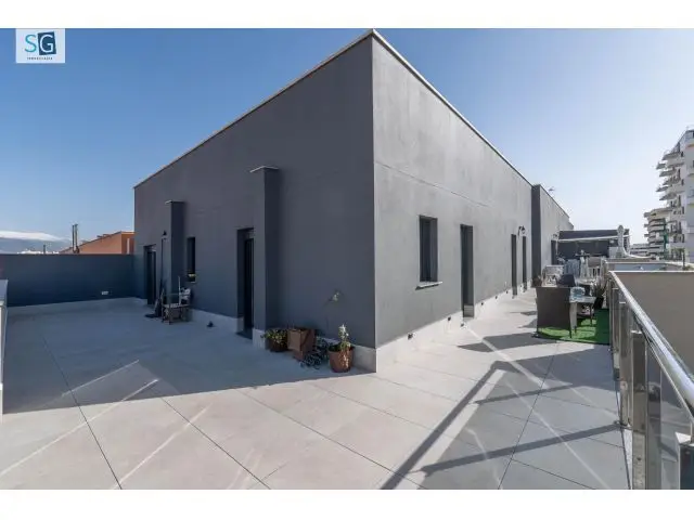Atico Exclusivo en Barrio Periodistas con Terraza y Vistas a Sierra Nevada