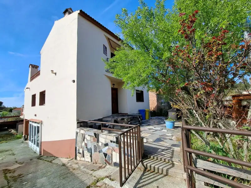 Casa en venta. Casa amplia y bien distribuida, con 5 habitaciones y dos baños, garaje para varios coches, parcela soleada y con buenas vistas.