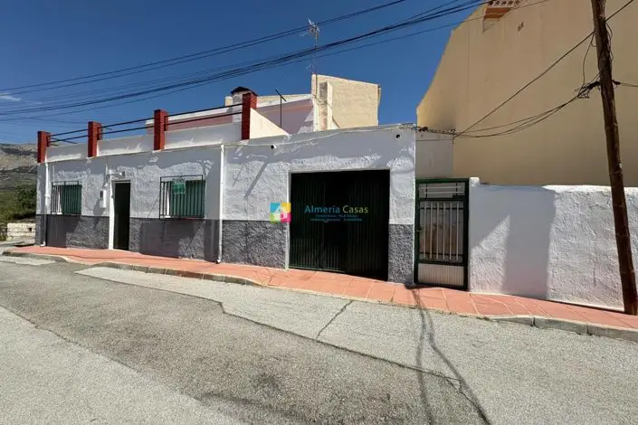 Casa de Pueblo con 3 Dormitorios Terraza Patio y Garaje