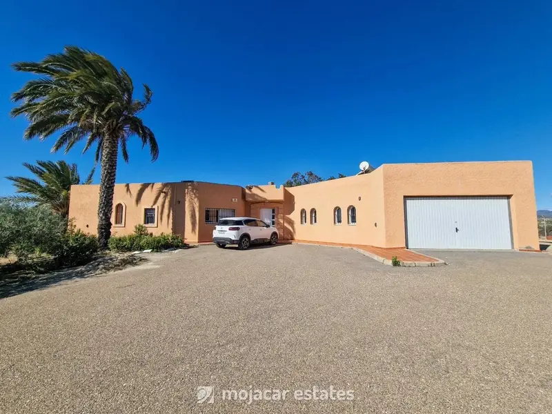 Chalet en Vera Ciudad con 10000m2 Parcela 4 Dormitorios