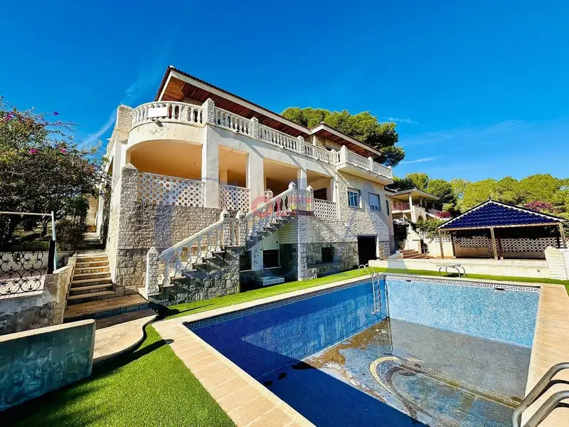 Villa en Orihuela con 8 Dormitorios y Piscina Privada
